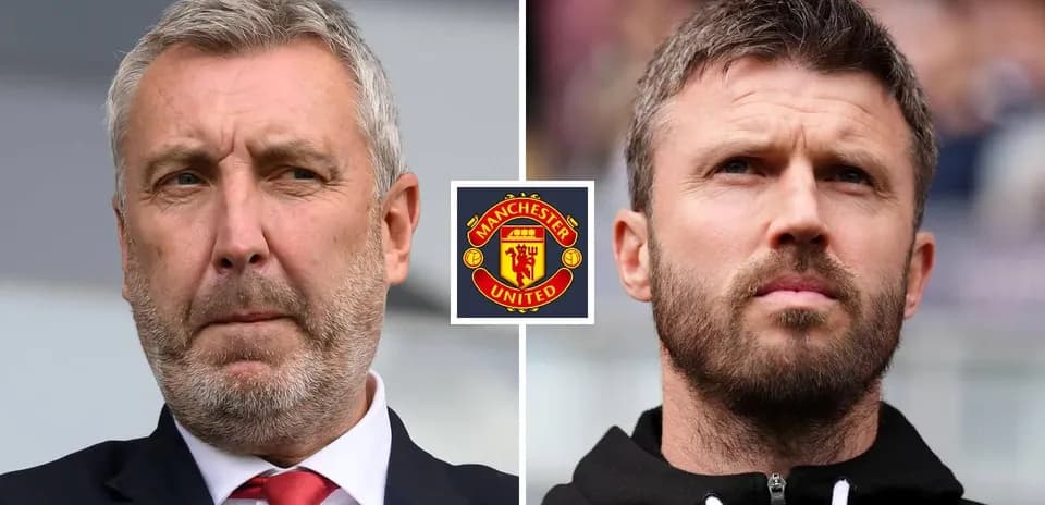 Entrenadores de fútbol en primer plano con logo de Manchester United