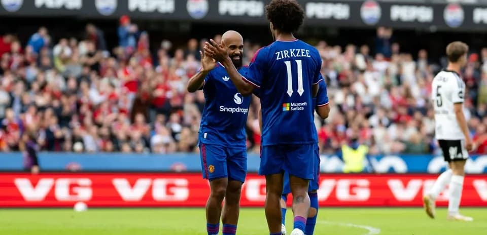 Jugadores de Manchester United celebrando un gol