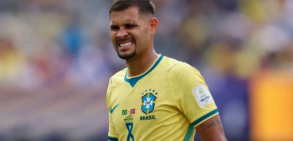 Jugador de Brasil en partido con camiseta amarilla