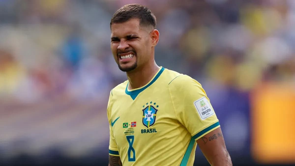 Jugador de Brasil en partido con camiseta amarilla