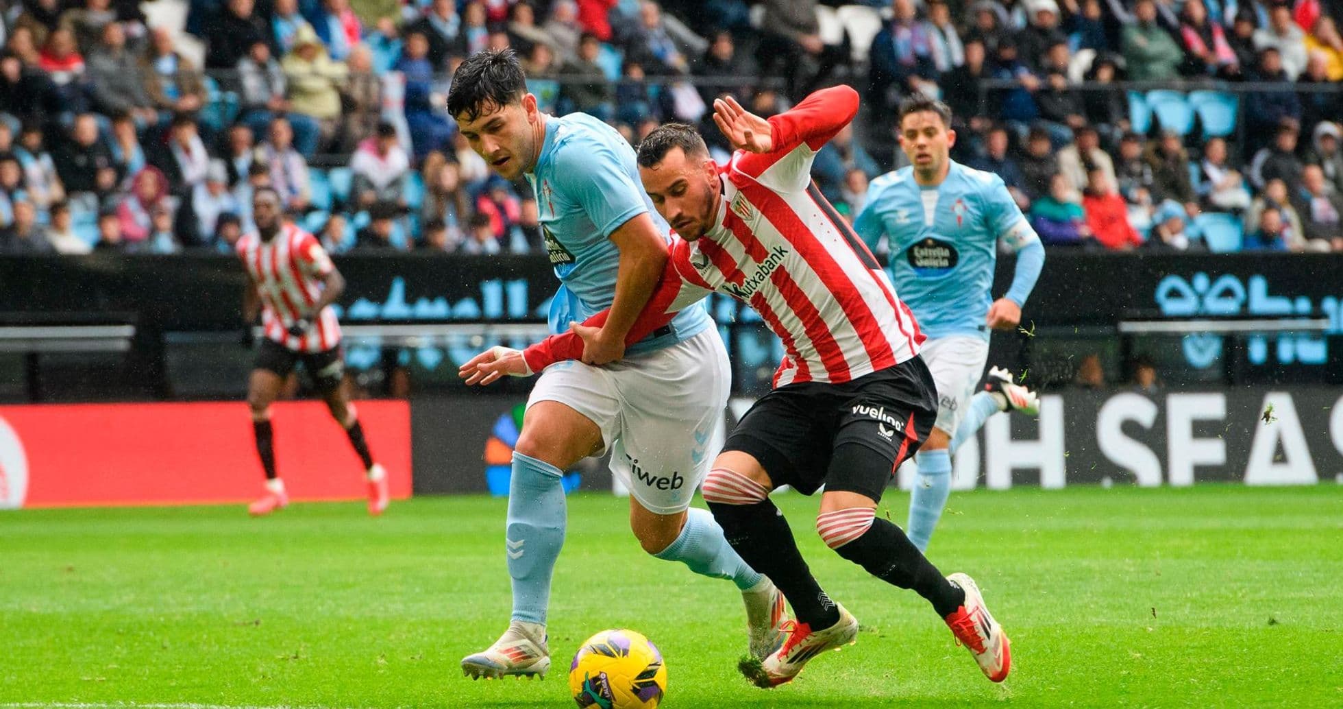 Jugador de Athletic Club luchando por el balón