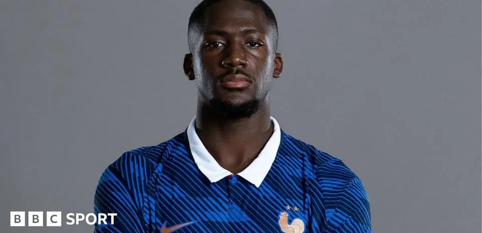 Jugador con camiseta azul de la selección francesa
