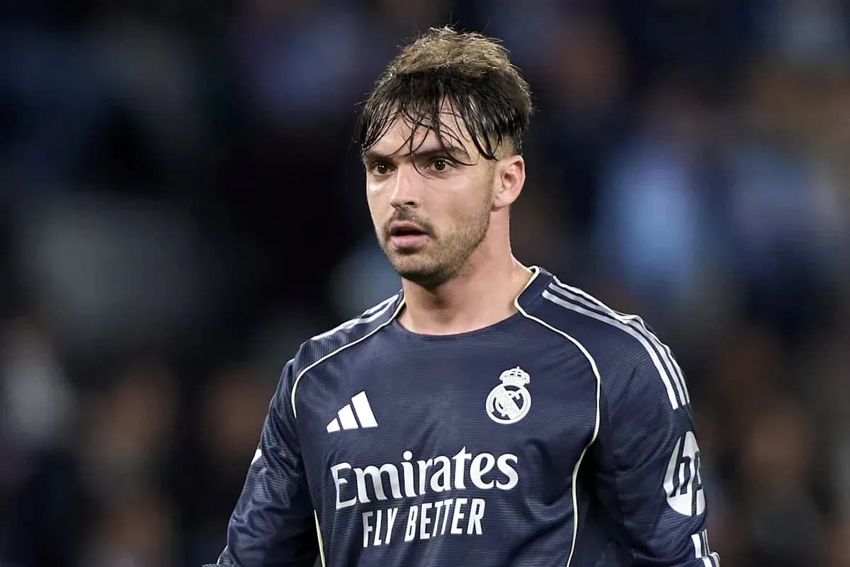 Portero de Real Madrid en acción durante partido
