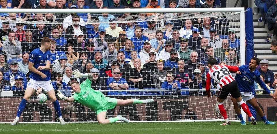 Un jugador de Sunderland dispara a puerta