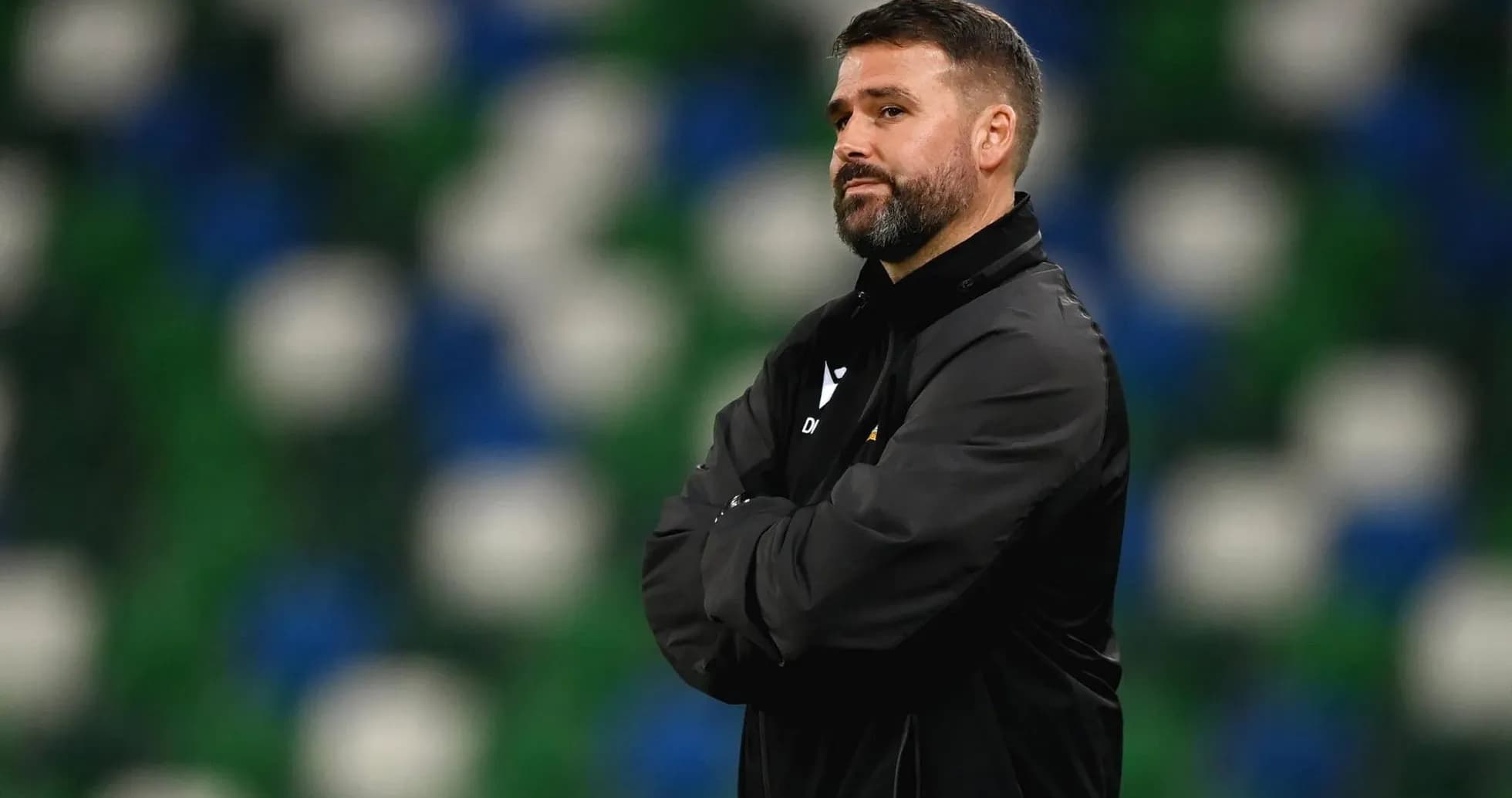 Entrenador observando el partido desde la banda