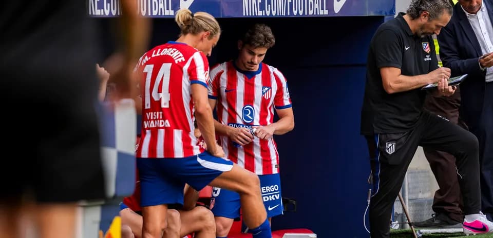 Jugadores y cuerpo técnico en el banquillo de Atlético
