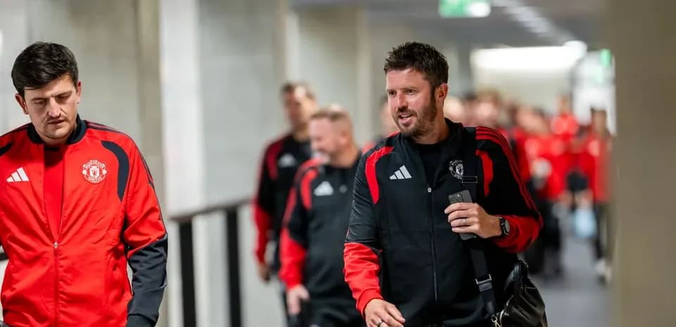 Jugadores de Manchester United entrando al vestuario