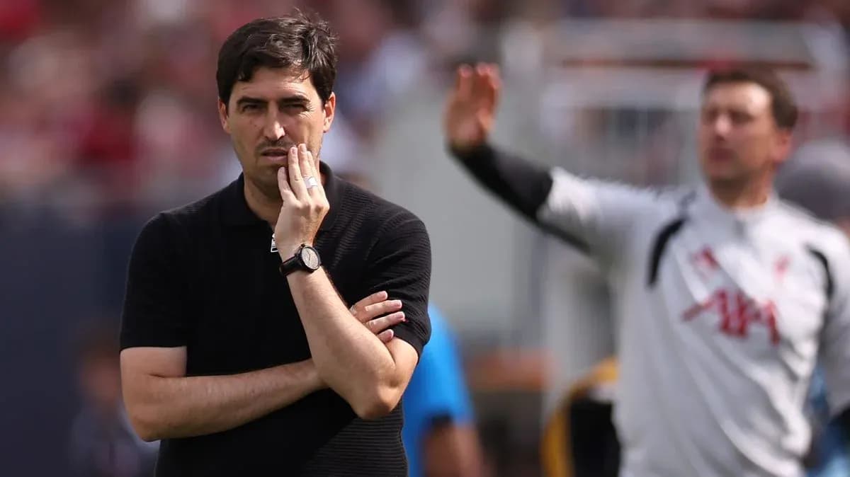 Entrenador observando el partido desde la banda