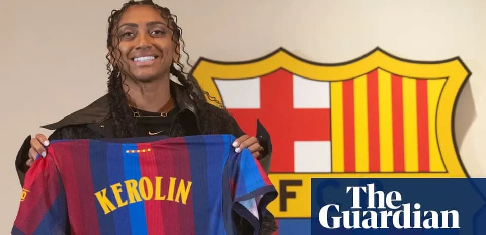Jugadora sosteniendo camiseta de FC Barcelona con nombre Kerolin