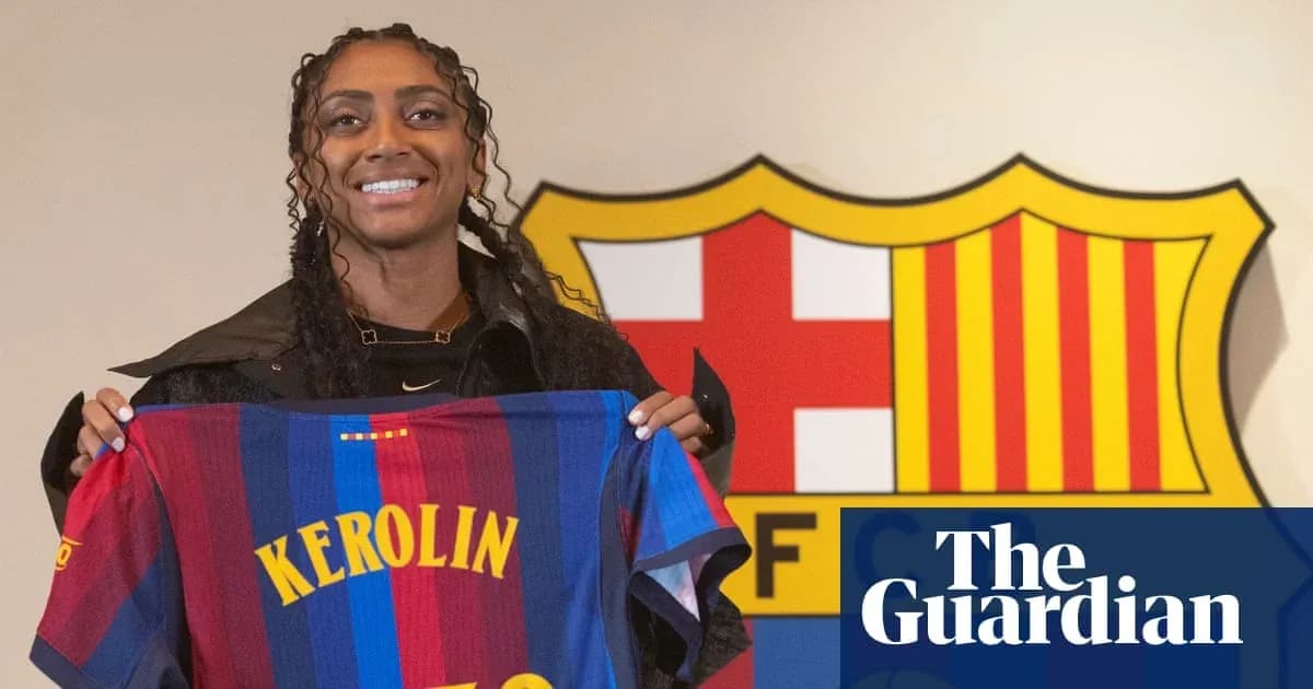 Jugadora sosteniendo camiseta de FC Barcelona con nombre Kerolin