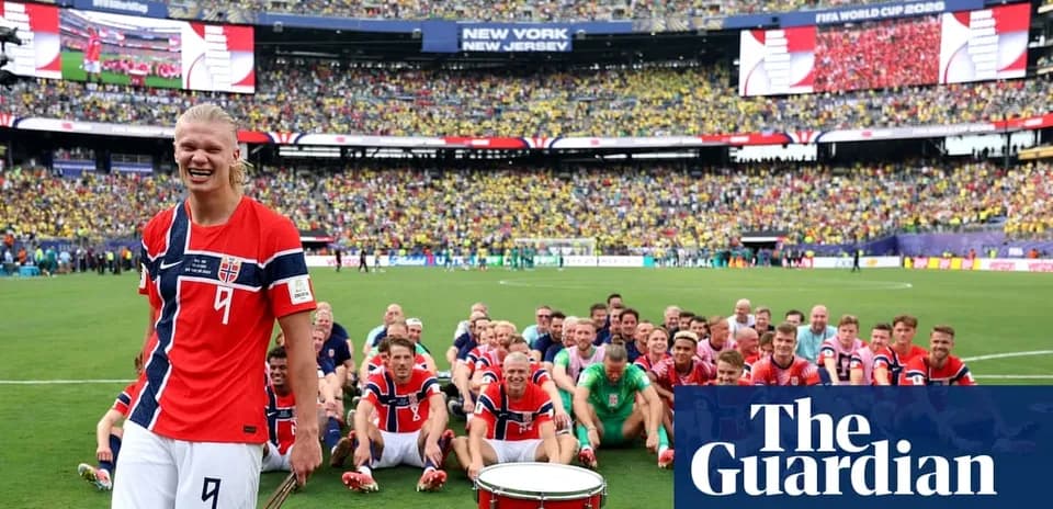 Jugadores de Noruega posando en el campo tras partido