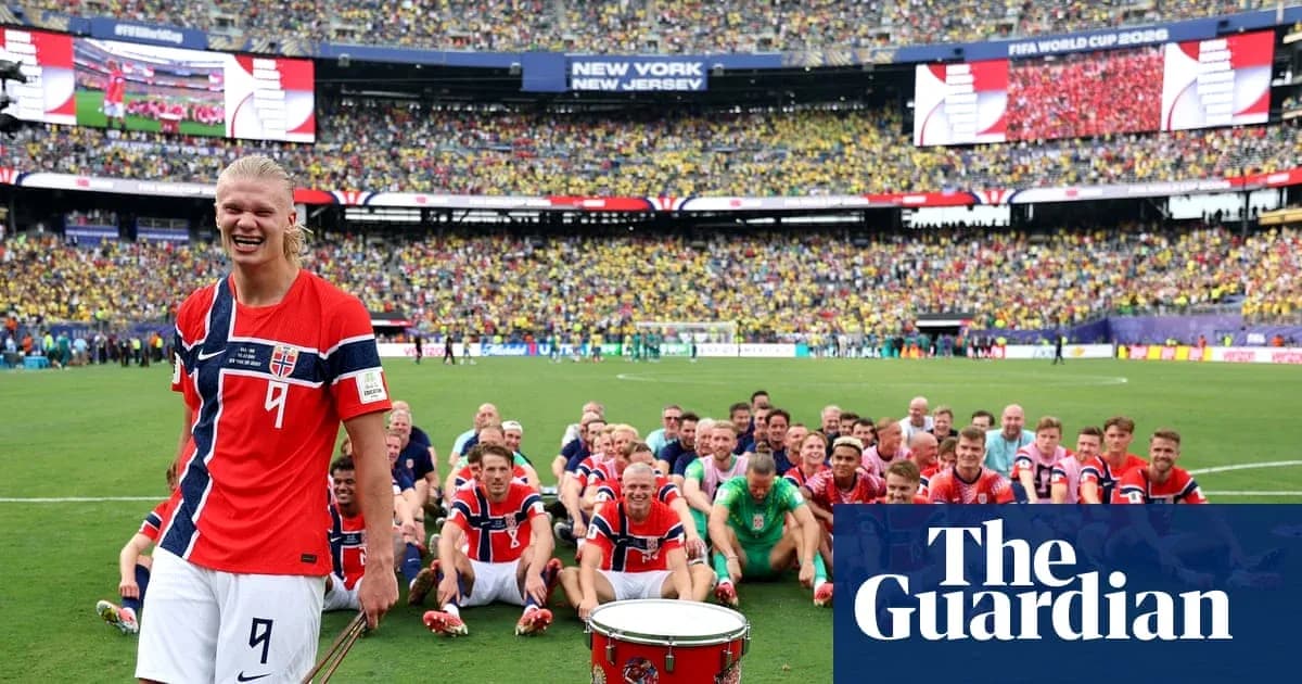 Jugadores de Noruega posando en el campo tras partido
