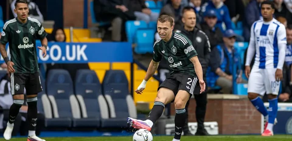 Jugador pateando el balón durante un partido de fútbol