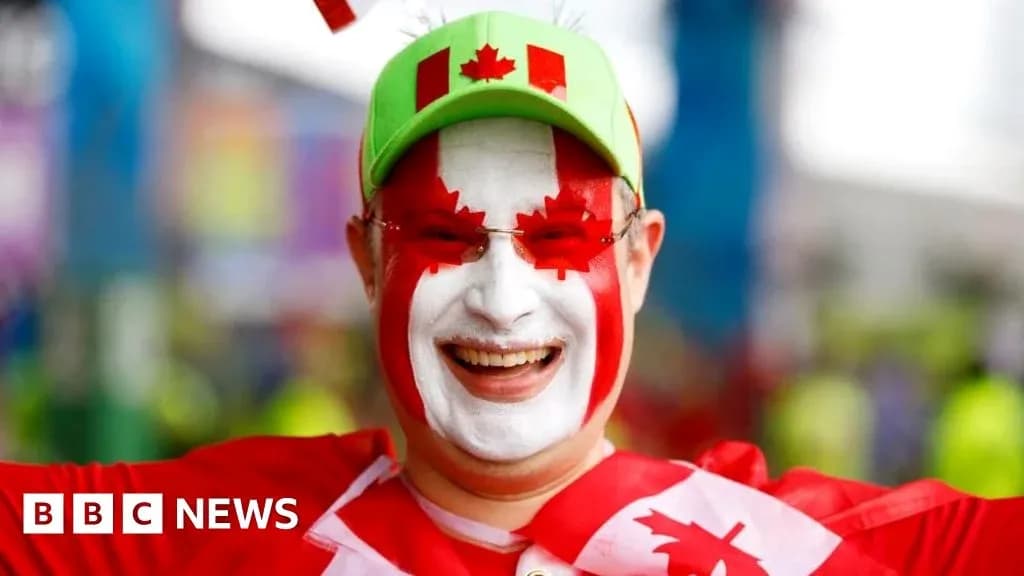 Fan con cara pintada de Canadá en evento deportivo
