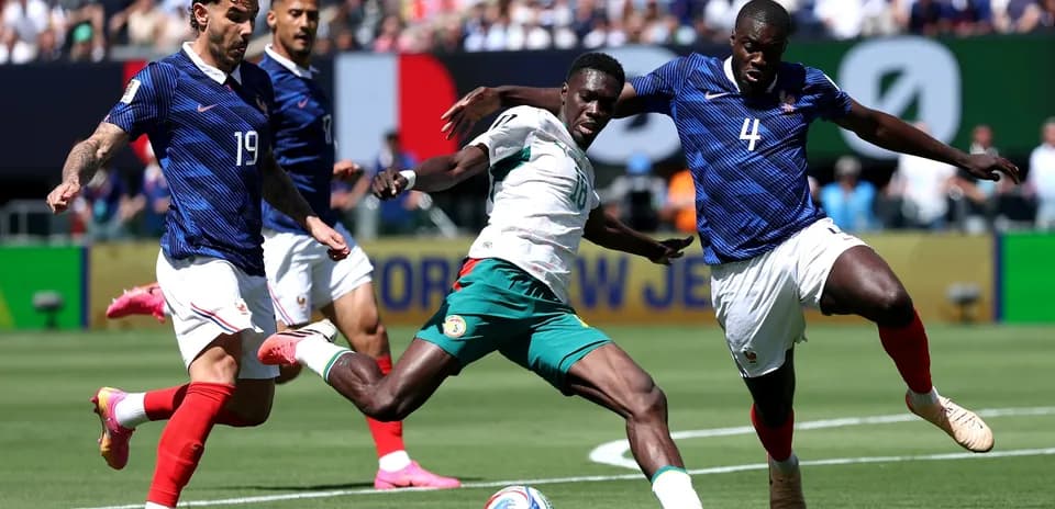 Jugadores de Francia y Senegal luchando por el balón
