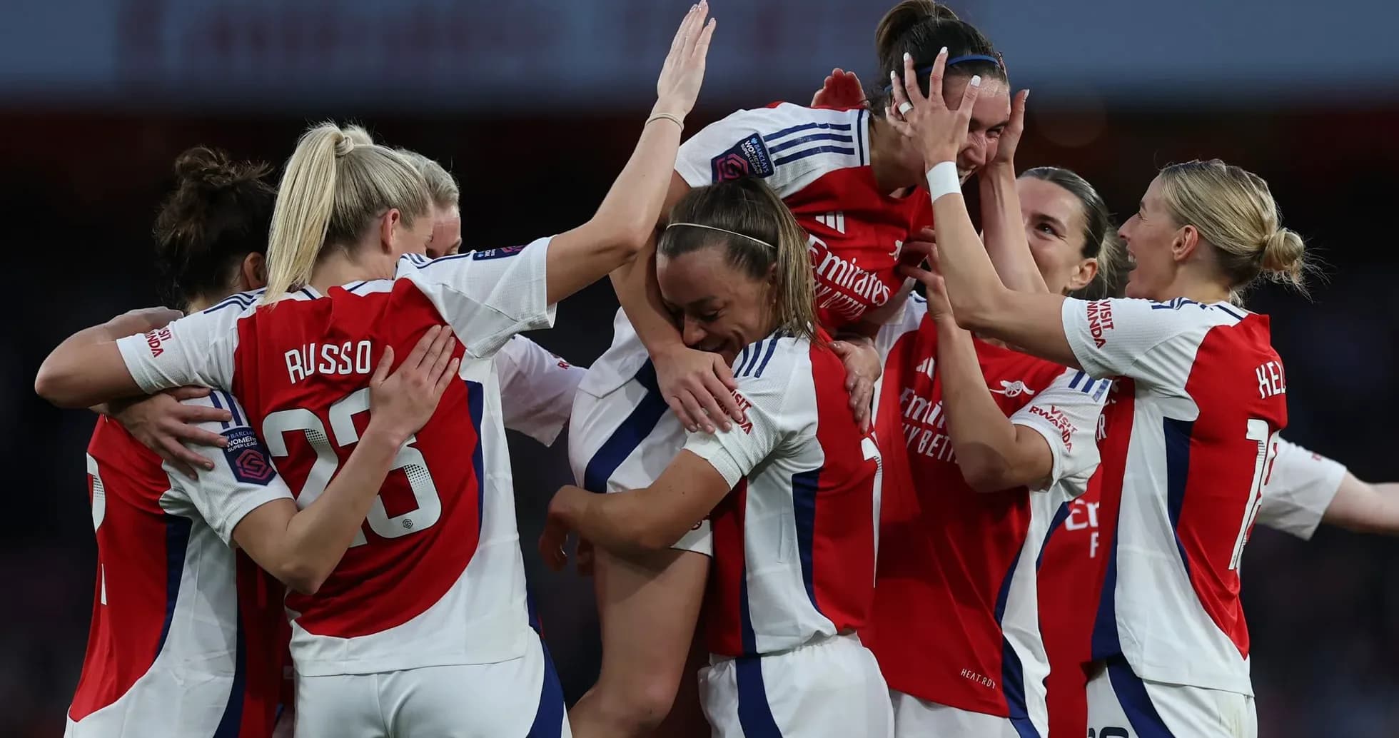 Jugadoras del Arsenal celebrando un gol