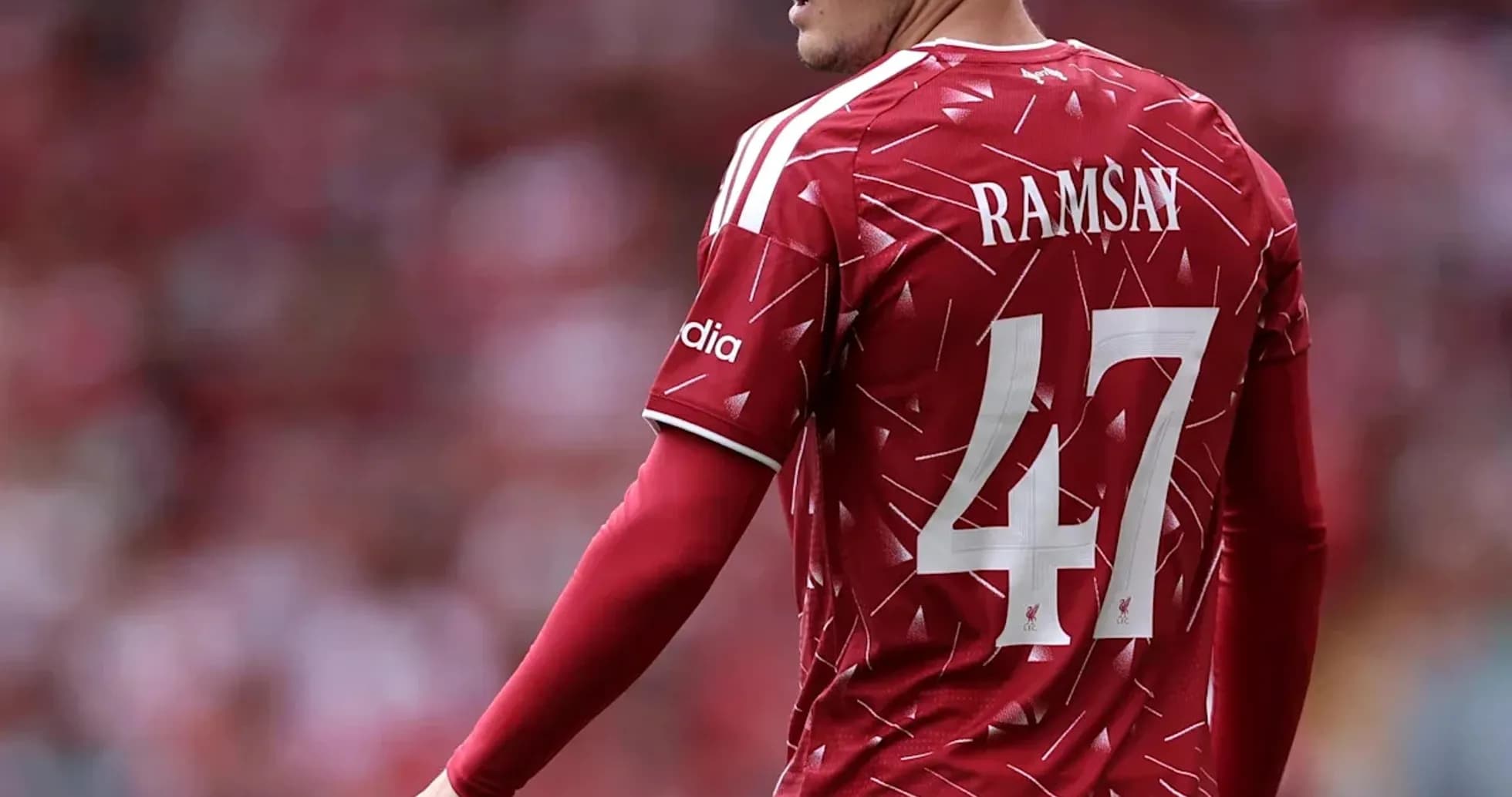 Jugador con camiseta roja de Liverpool en el campo