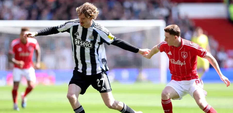 Jugadores de Nottingham Forest y Newcastle compitiendo