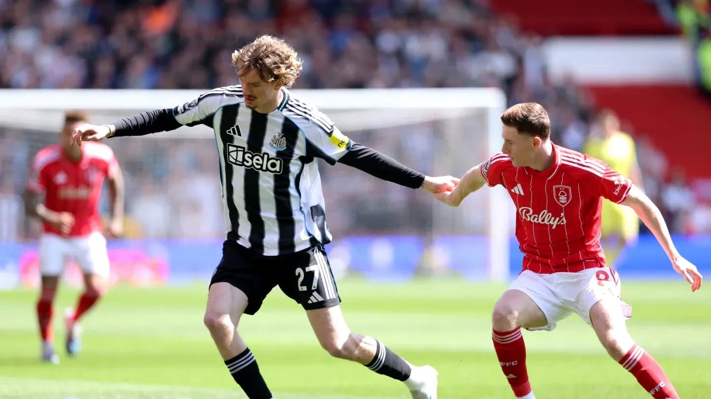 Jugadores de Nottingham Forest y Newcastle compitiendo