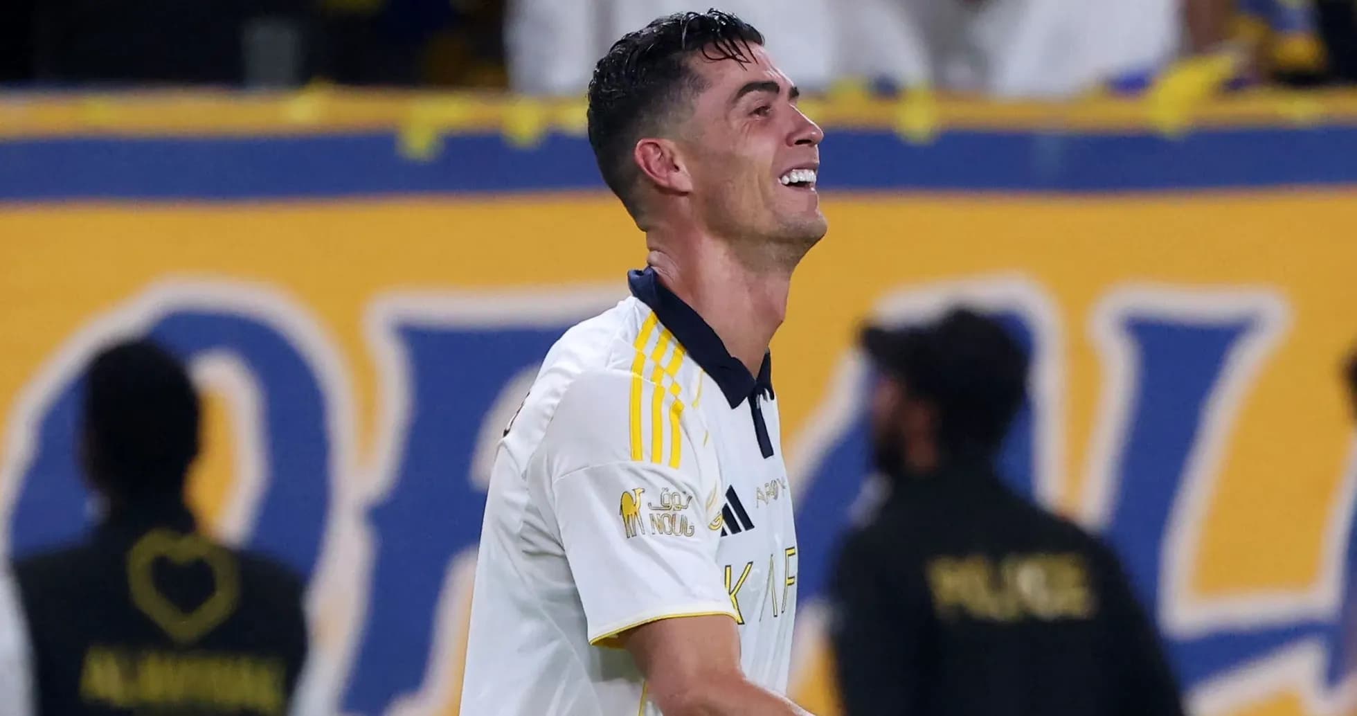 Cristiano Ronaldo sonriendo en el campo de juego