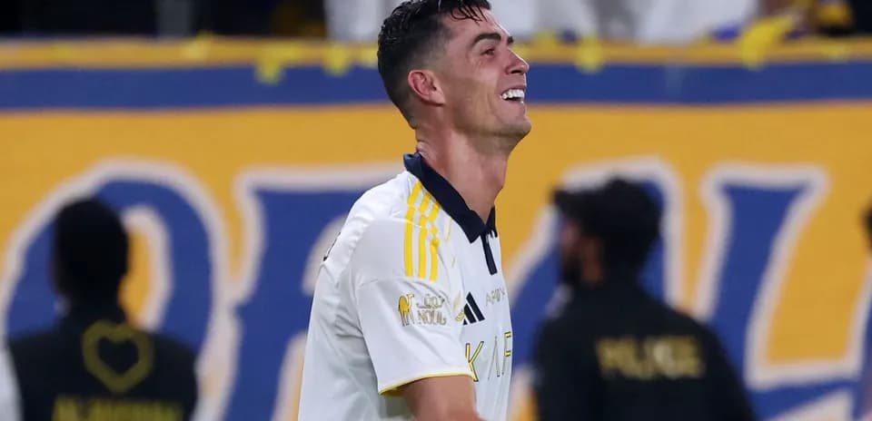 Cristiano Ronaldo sonriendo en el campo de juego