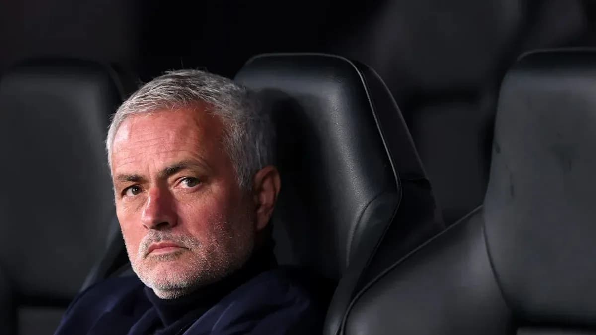 Entrenador sentado en el banquillo durante el partido