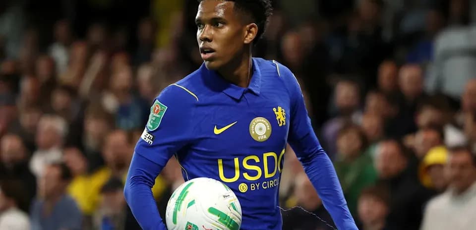 Jugador con balón durante partido de fútbol
