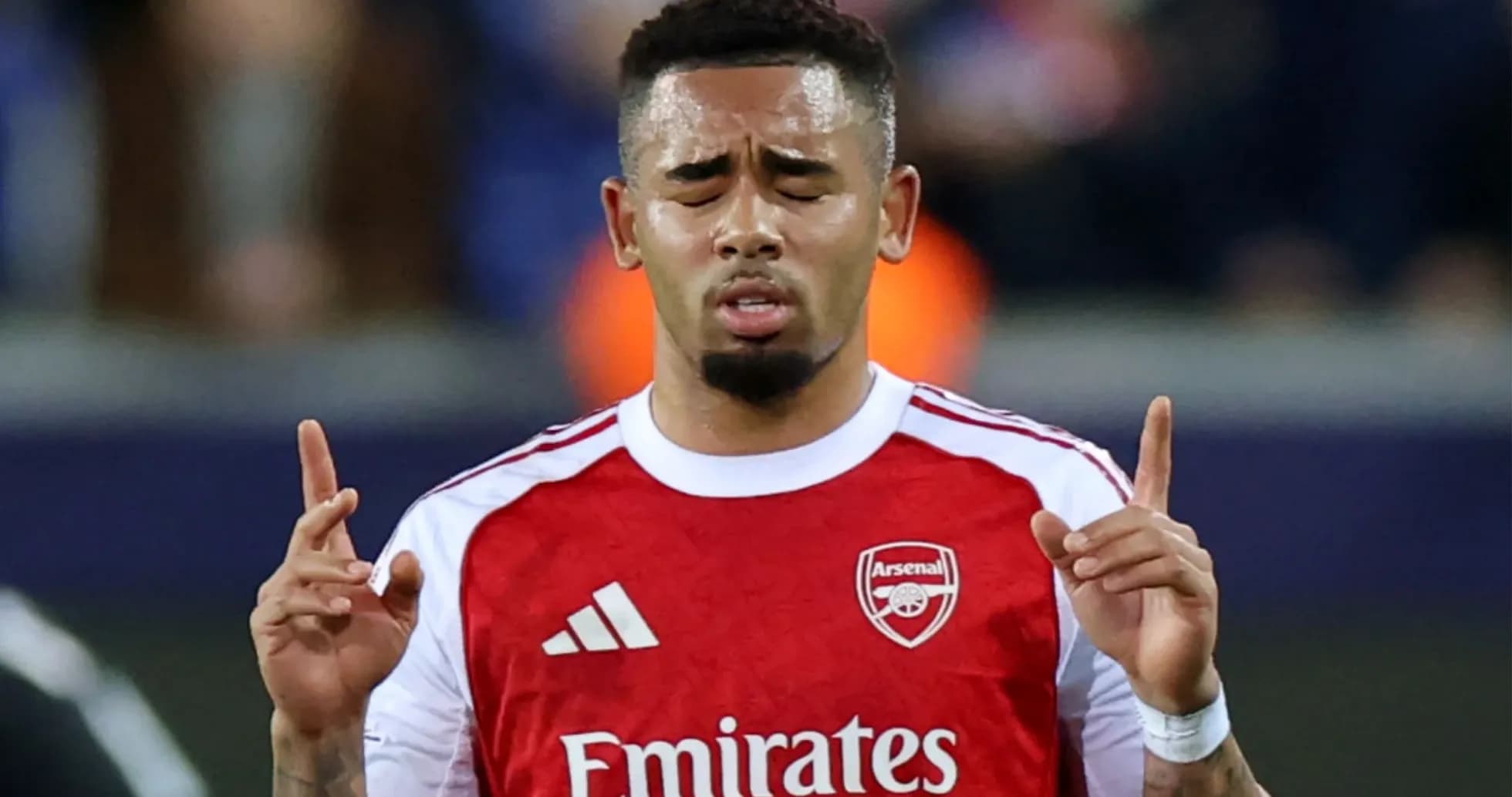 Jugador de Arsenal señalando hacia arriba en el campo