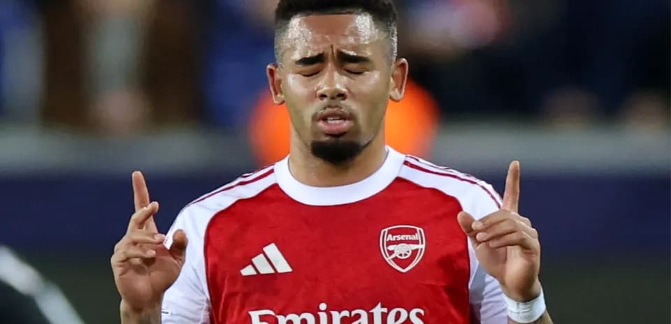 Jugador de Arsenal señalando hacia arriba en el campo