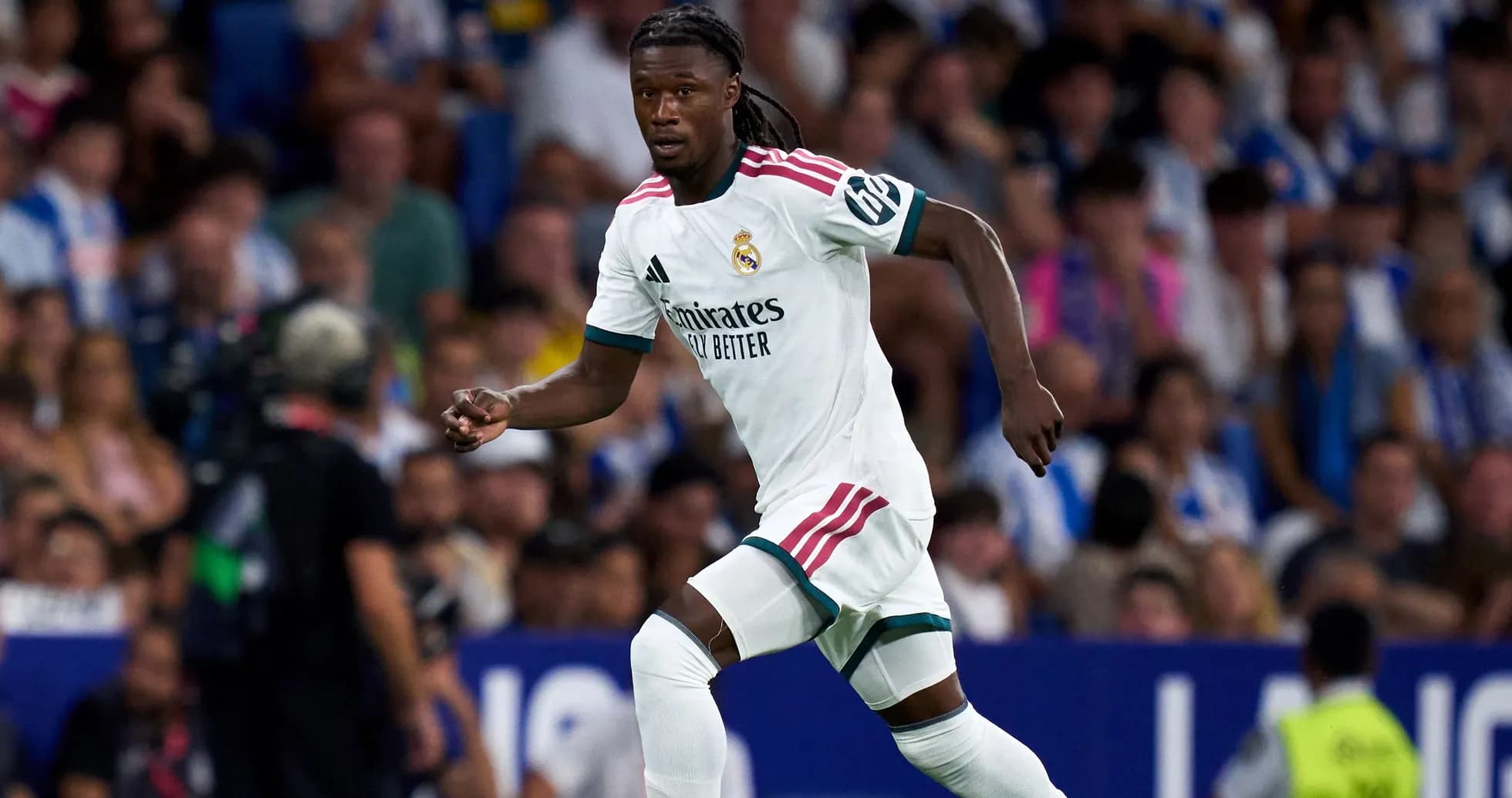 Jugador de Real Madrid corriendo en el campo