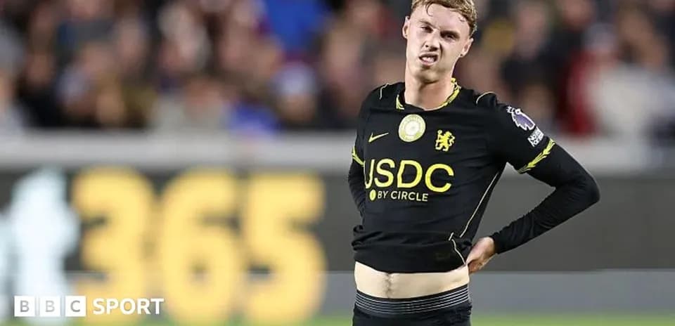 Jugador de fútbol con camiseta negra de Chelsea en el campo