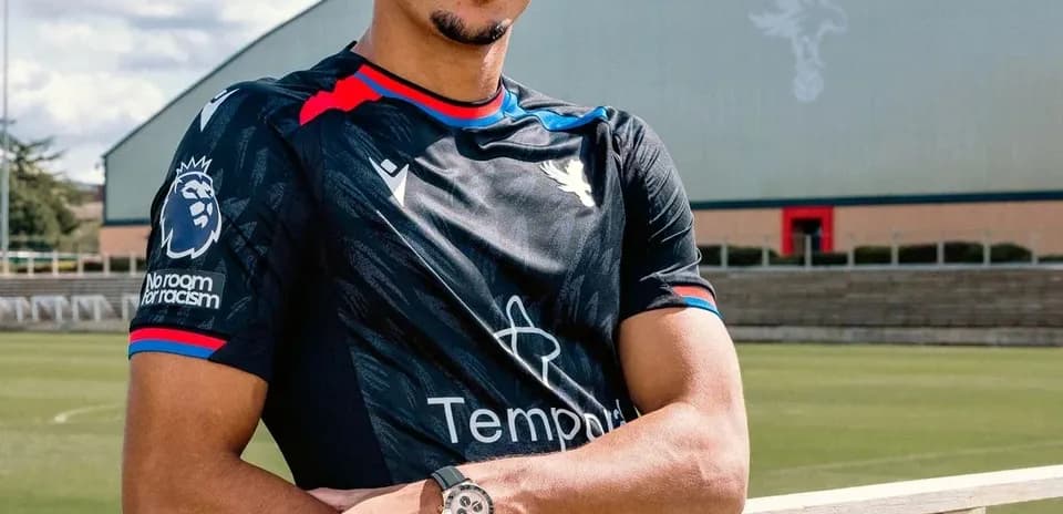 Jugador posando en campo de entrenamiento de fútbol
