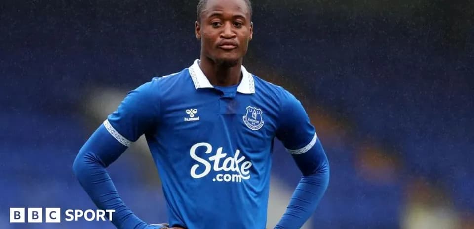 Jugador de Everton en uniforme azul durante partido