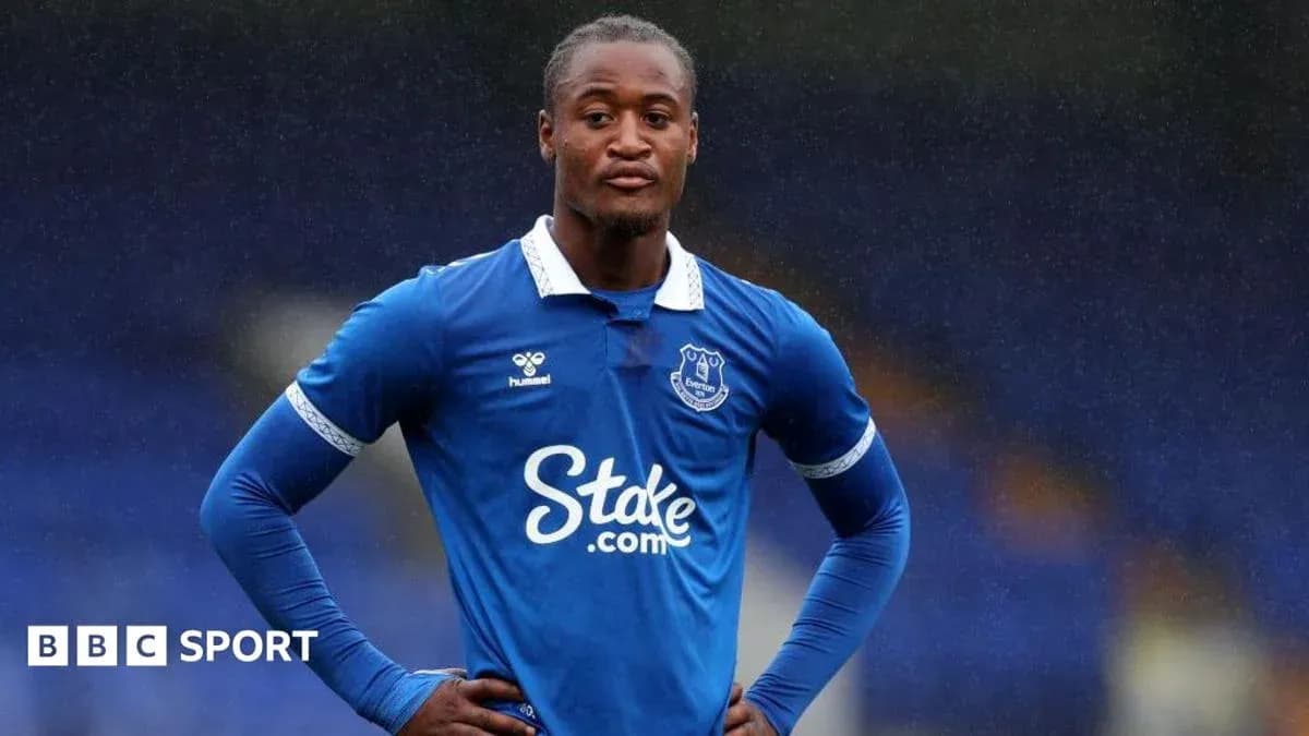Jugador de Everton en uniforme azul durante partido