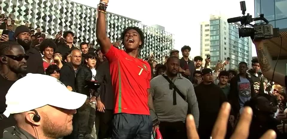Afanático con camiseta de Portugal animando a la multitud