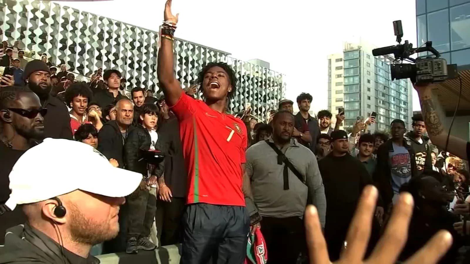 Afanático con camiseta de Portugal animando a la multitud