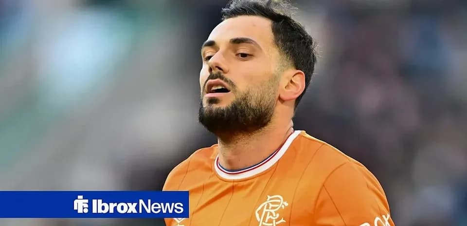 Jugador de fútbol con camiseta naranja en el campo