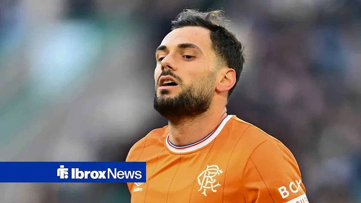 Jugador de fútbol con camiseta naranja en el campo