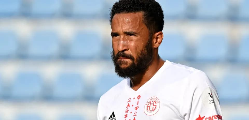 Jugador de Antalya en camiseta blanca durante partido