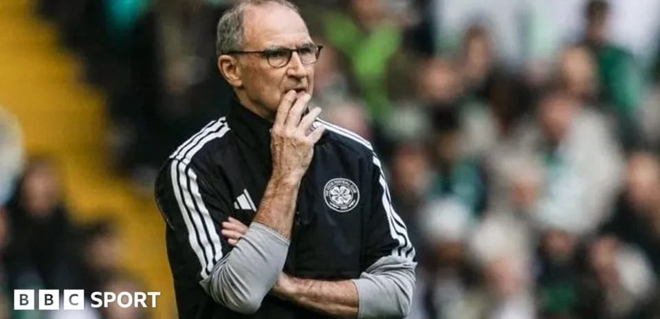 Entrenador observando el partido desde la línea lateral