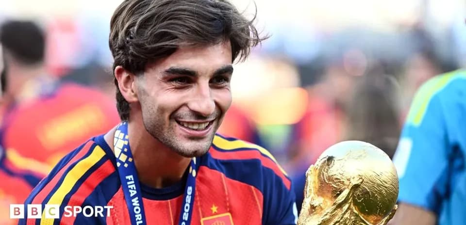 Jugador sosteniendo la Copa del Mundo en celebración
