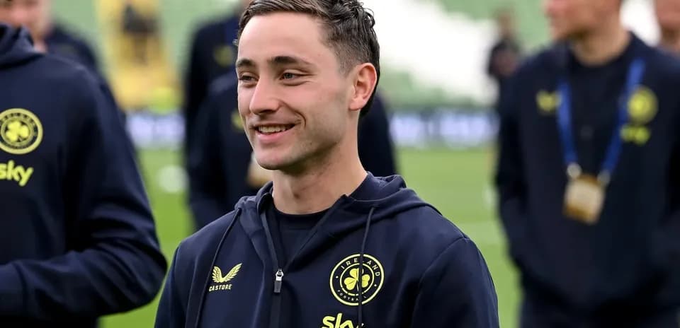 Jugador sonriendo en el campo antes del partido