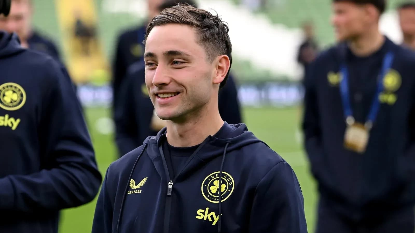 Jugador sonriendo en el campo antes del partido