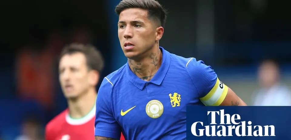 Jugador de Chelsea con camiseta azul y cinta de capitán