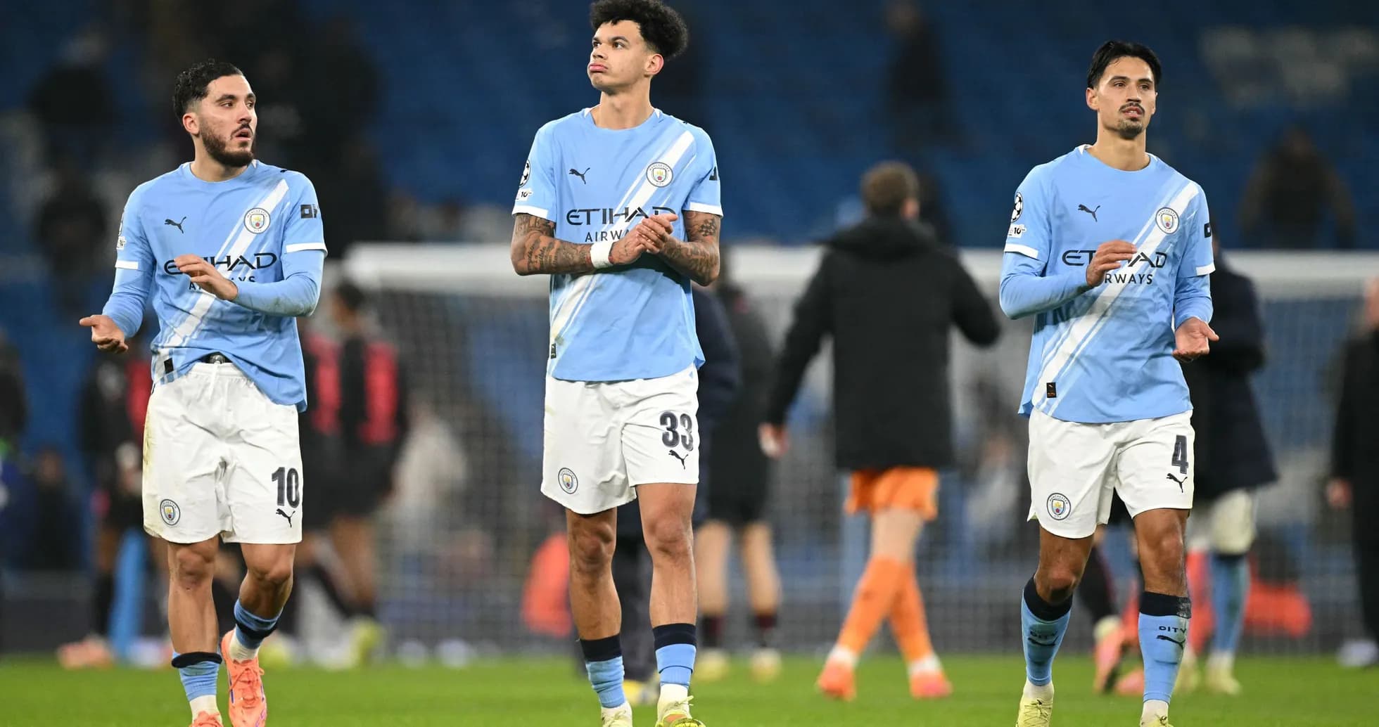 Jugadores de Manchester City saliendo del campo tras partido