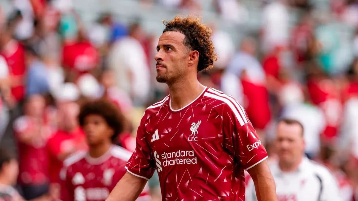 Jugador de Liverpool caminando por el campo