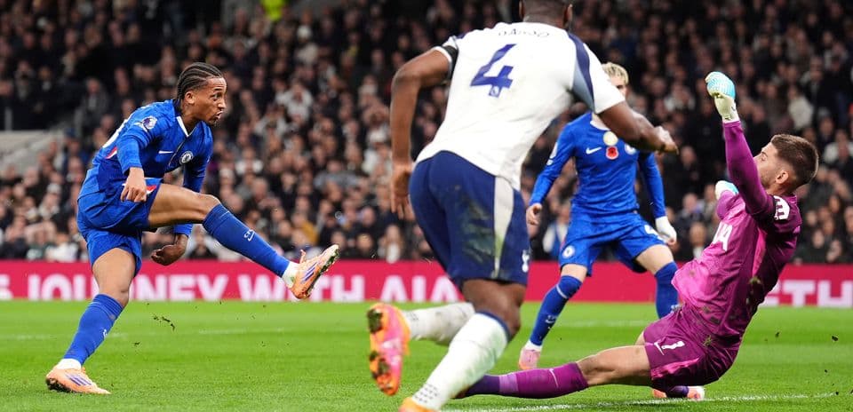 Jugador de Chelsea disparando a puerta