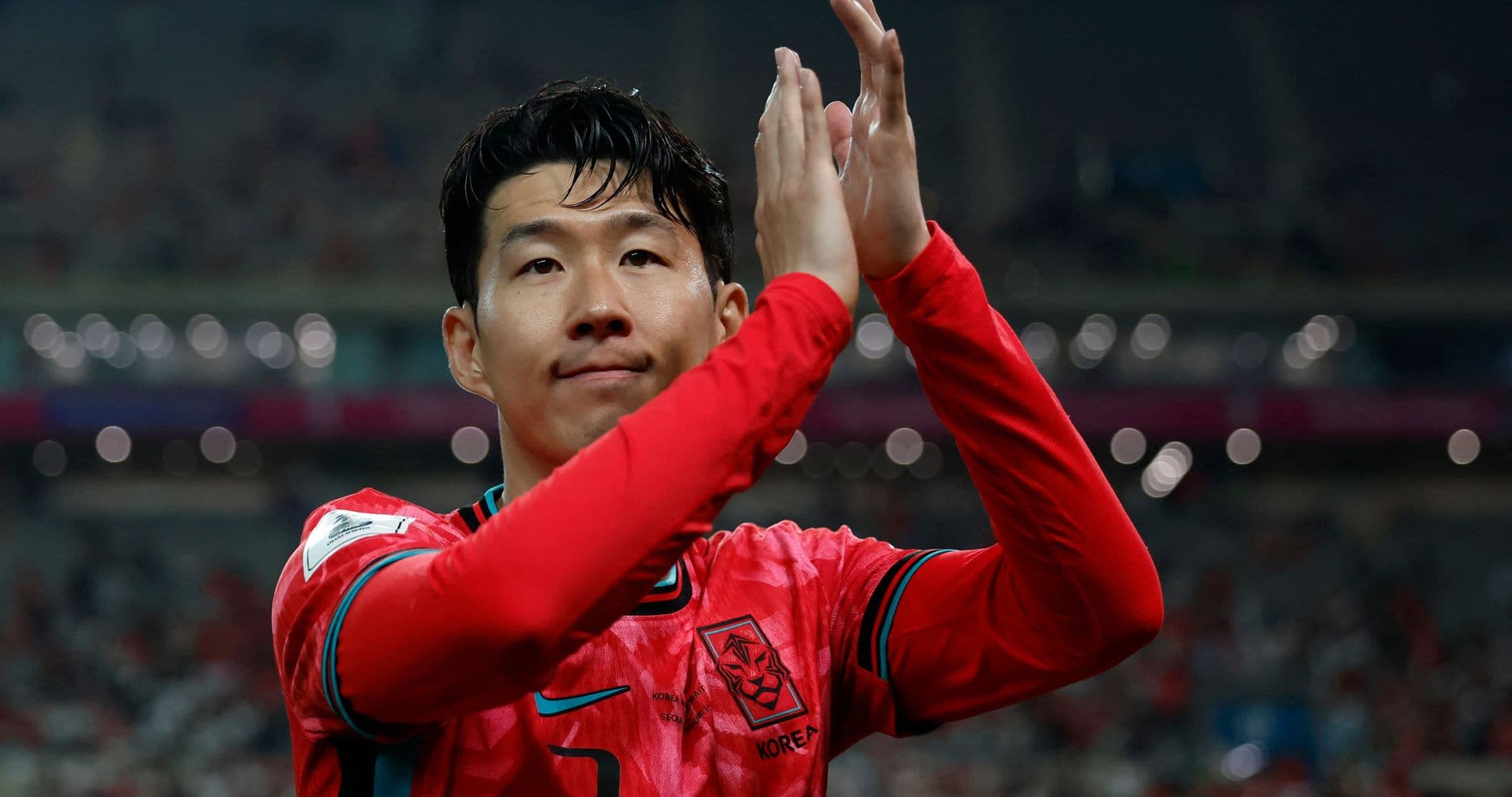 Jugador aplaudiendo en partido de fútbol