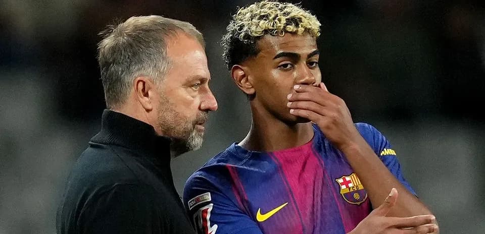 Entrenador hablando con jugador de Barcelona durante partido