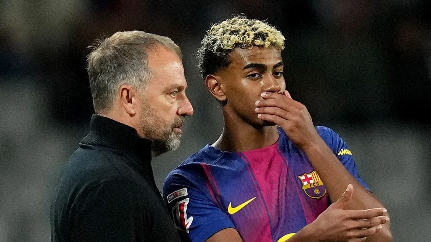 Entrenador hablando con jugador de Barcelona durante partido